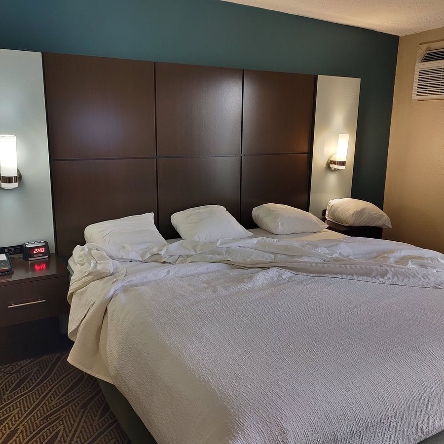 Best Western Plus Galleria Inn Suites — Guest room