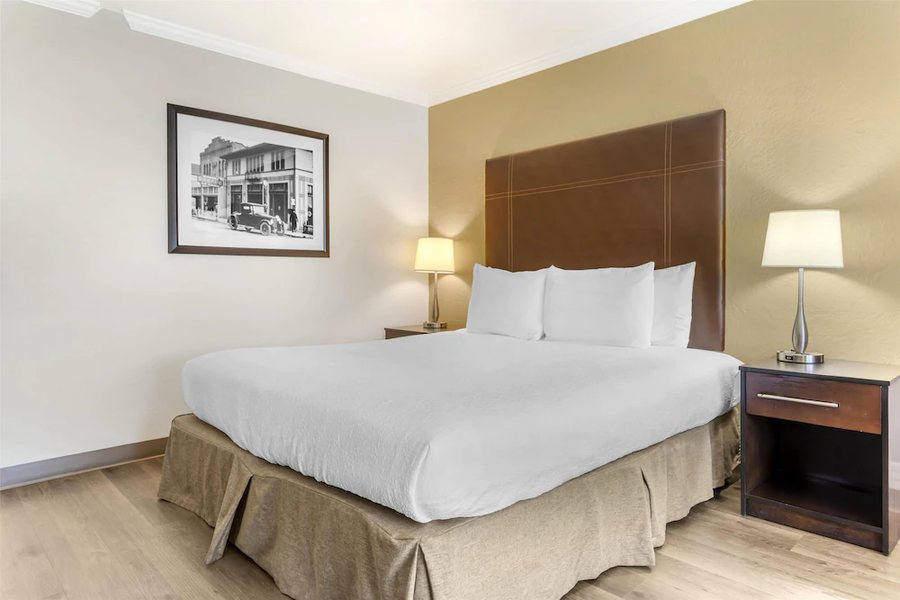 Best Western Plus Garden Court Inn — Guest room
