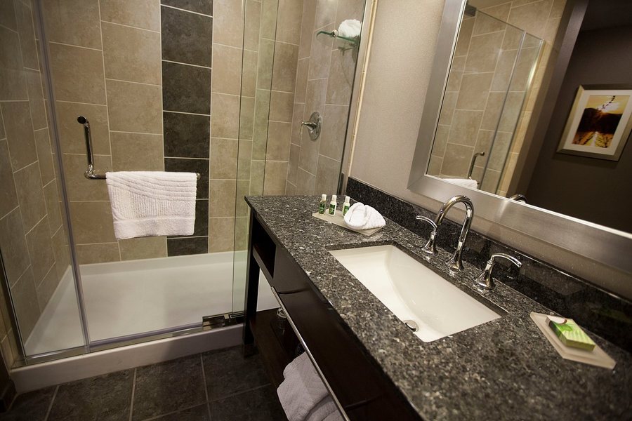 Best Western Plus Genetti Wilkes Barre — Bathroom