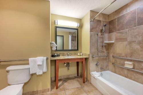 Best Western Plus Grand Manor Inn — Bathroom