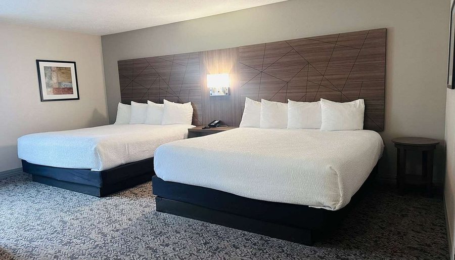 Best Western Plus Grand Manor Inn — Guest room