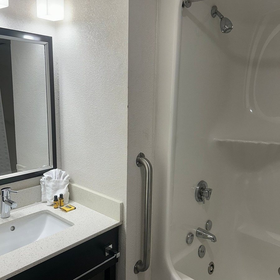 Best Western Plus Hanes Mall Hotel — Bathroom