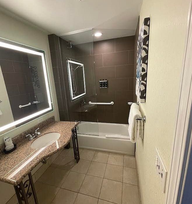 Best Western Plus Hawthorne Terrace Hotel — Bathroom