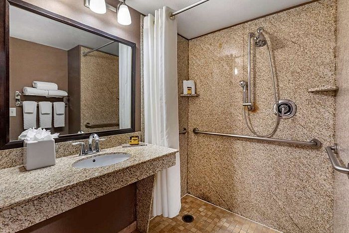 Best Western Plus Henderson Hotel — Bathroom
