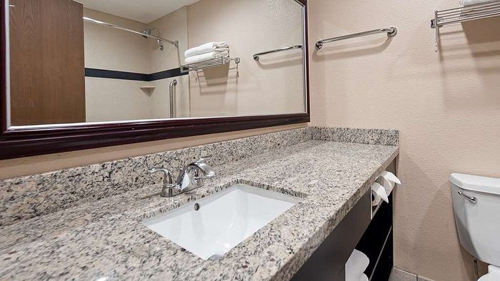 Best Western Plus Heritage Inn Rancho Cucamonga — Bathroom