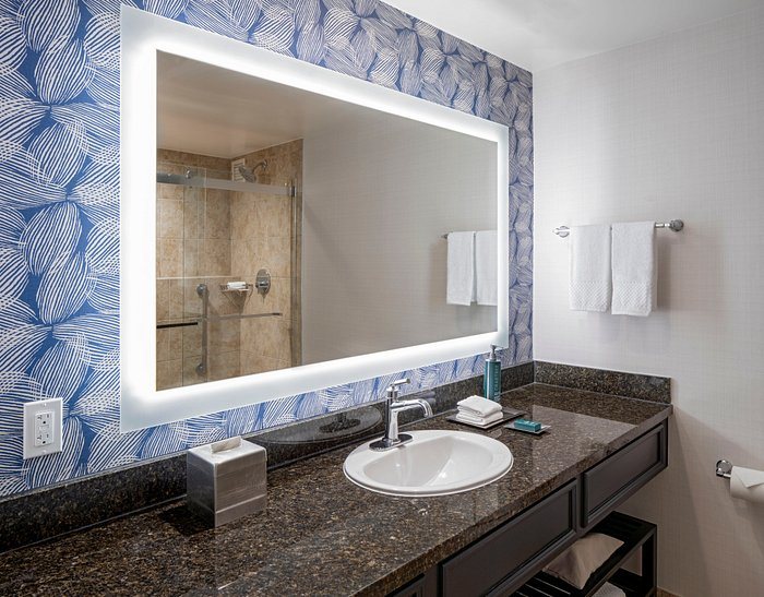 Best Western Plus Hill Country Suites — Bathroom