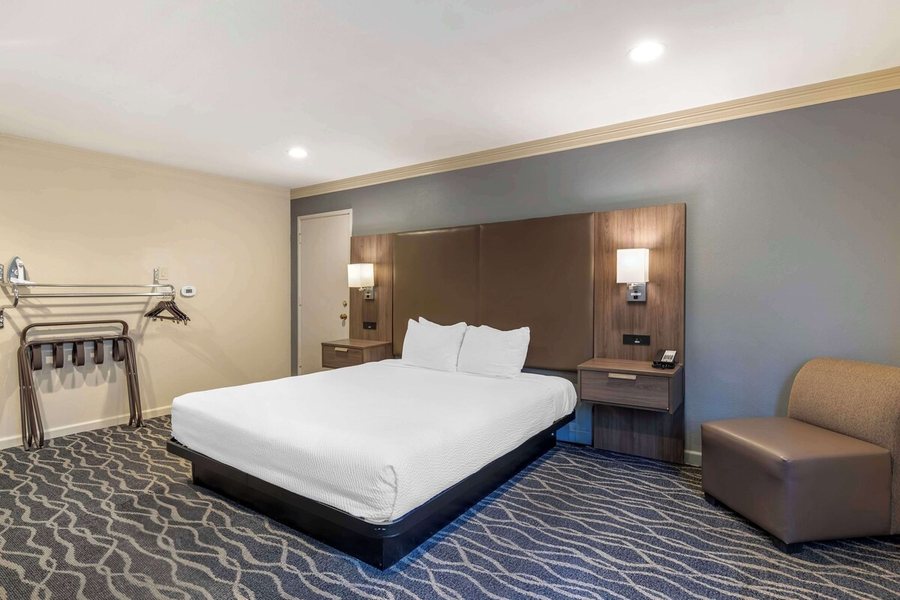 Best Western Plus Hill House — Guest room