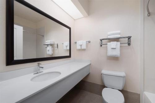 Best Western Plus Hobby Airport Inn Suites — Bathroom