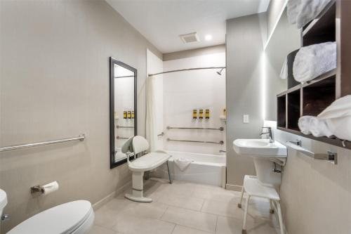 Best Western Plus Hotel At The Convention Center — Bathroom