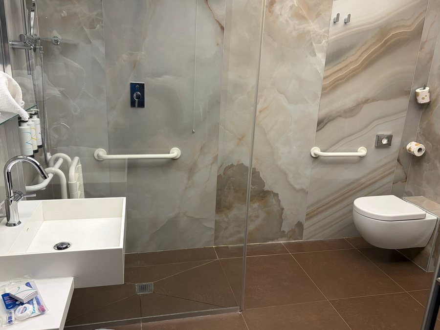 Best Western Plus Hotel Universo — Bathroom