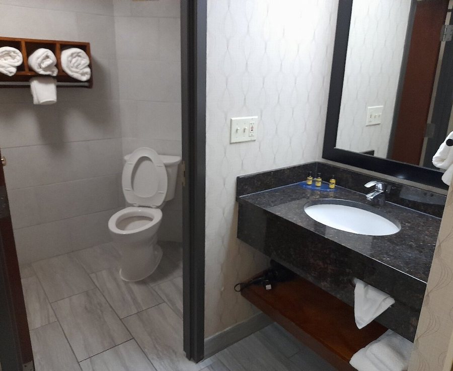 Best Western Plus Houston Energy Corridor — Bathroom