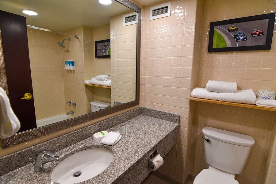 Best Western Plus Indianapolis North At Pyramids — Bathroom