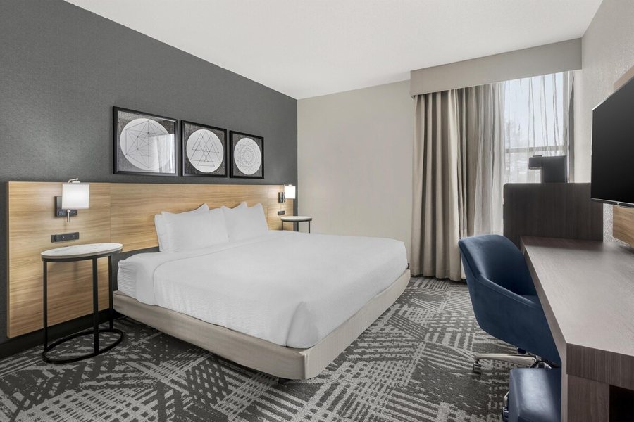 Best Western Plus Indianapolis NW Hotel — Guest room