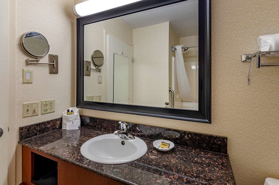Best Western Plus Inn At Hunt Ridge — Bathroom