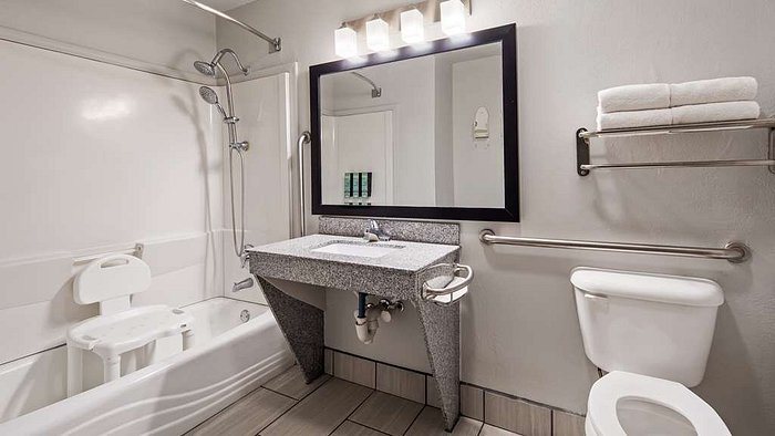 Best Western Plus Inn of Santa Fe — Bathroom