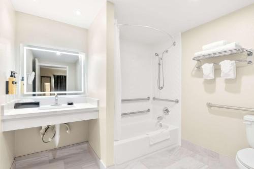 Best Western Plus Irvine Spectrum Hotel — Bathroom