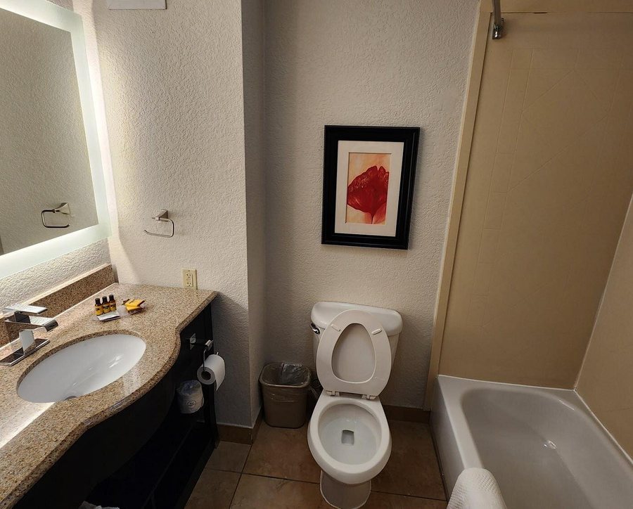 Best Western Plus JFK Inn Suites — Bathroom