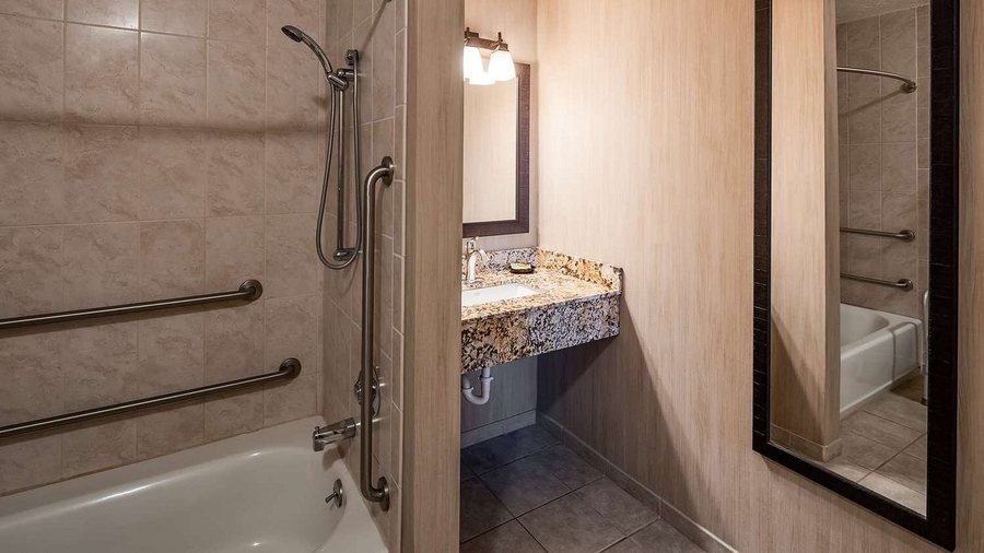 Best Western Plus Kalispell Glacier Park West Hotel Suites — Bathroom