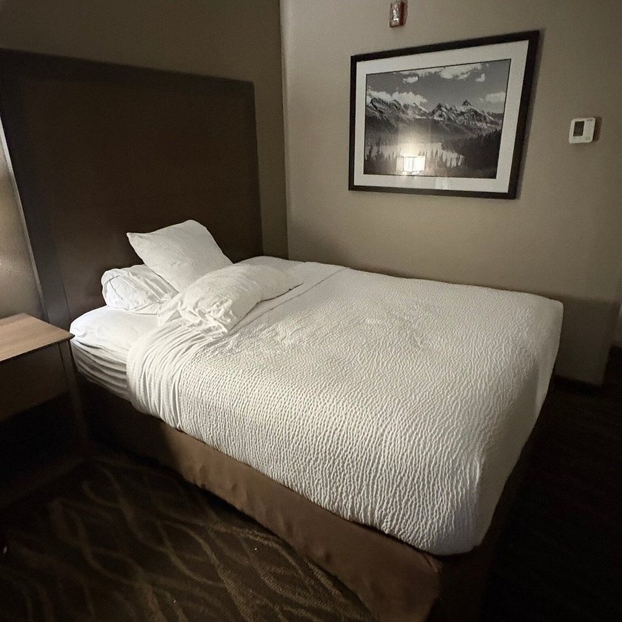 Best Western Plus Kalispell Glacier Park West Hotel Suites — Guest room
