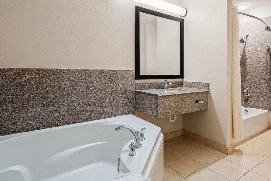 Best Western Plus Kansas City Airport Kci East — Bathroom