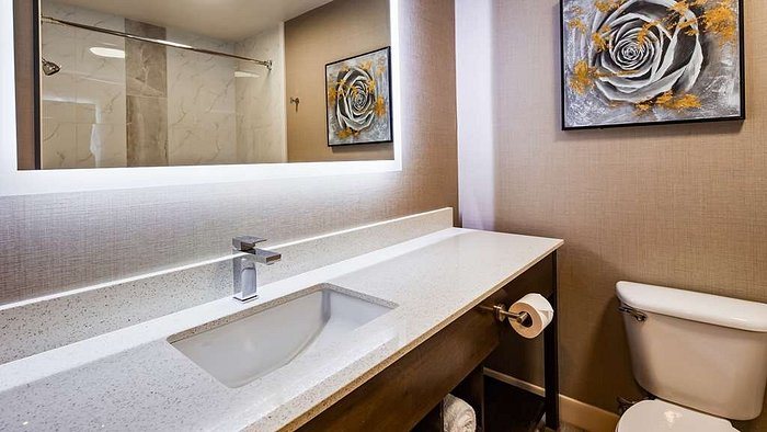 Best Western Plus Kansas City Sports Complex Hotel — Bathroom