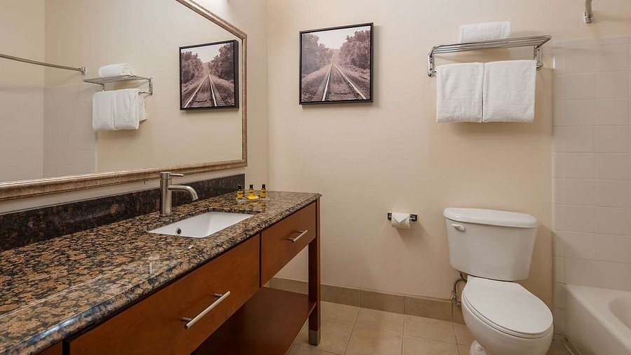 Best Western Plus Keene Hotel — Bathroom