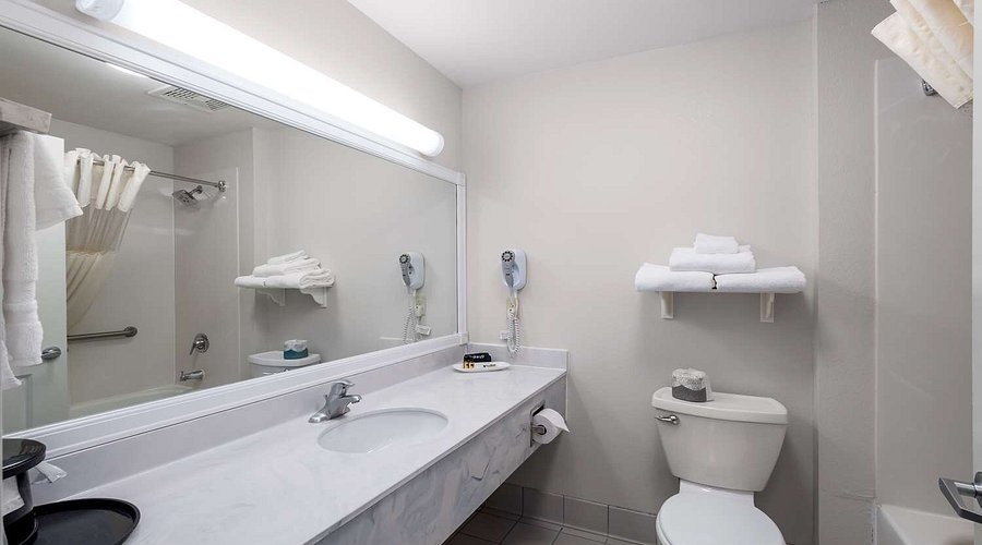 Best Western Plus Kelly Inn Suites — Bathroom