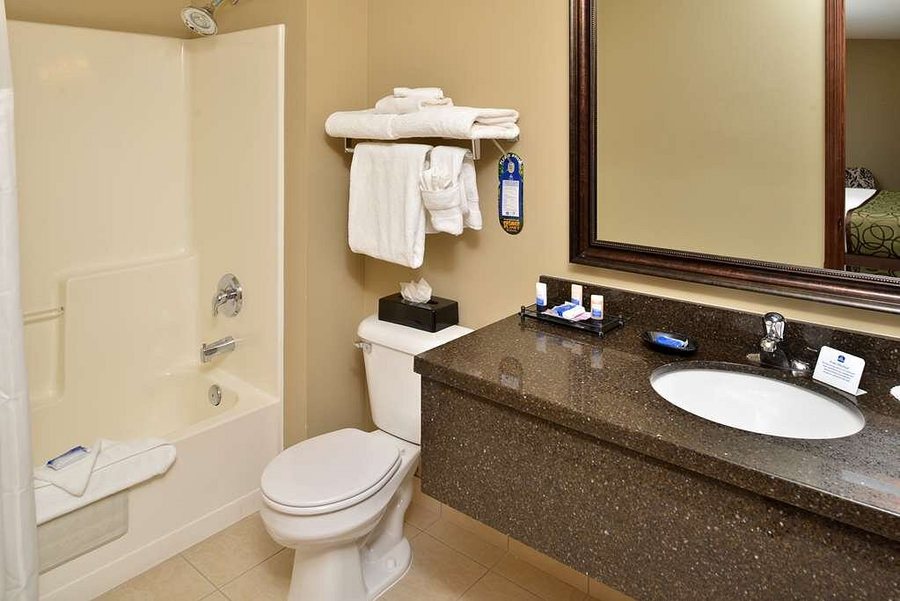 Best Western Plus Kennewick Inn — Bathroom