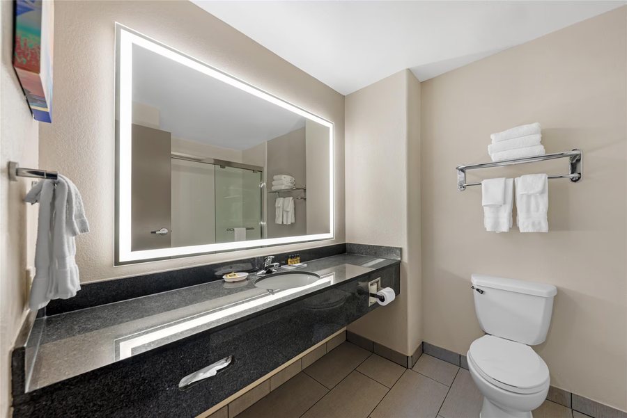 Best Western Plus Killeen Fort Hood Hotel Suites — Bathroom