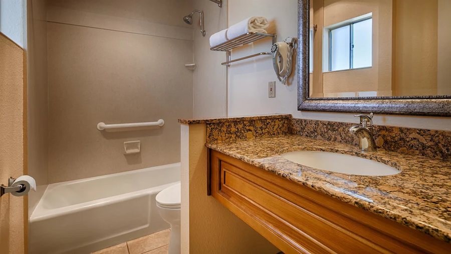 Best Western Plus King s Inn Suites — Bathroom