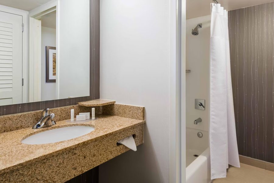 Best Western Plus Knoxville Cedar Bluff — Bathroom