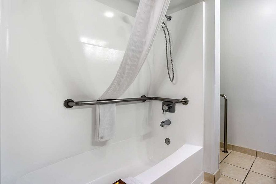 Best Western Plus Lake Elsinore Inn Suites — Bathroom