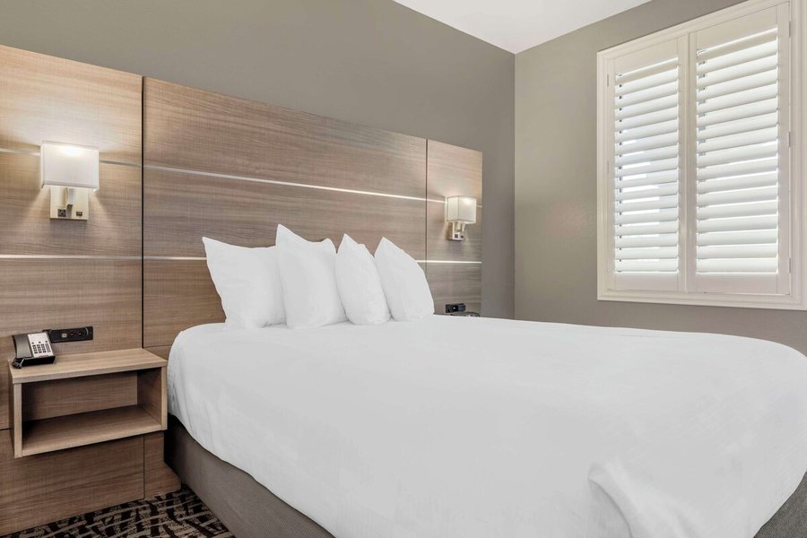 Best Western Plus Lake Elsinore Inn Suites — Guest room