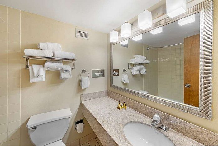 Best Western Plus Lakeview Hotel — Bathroom