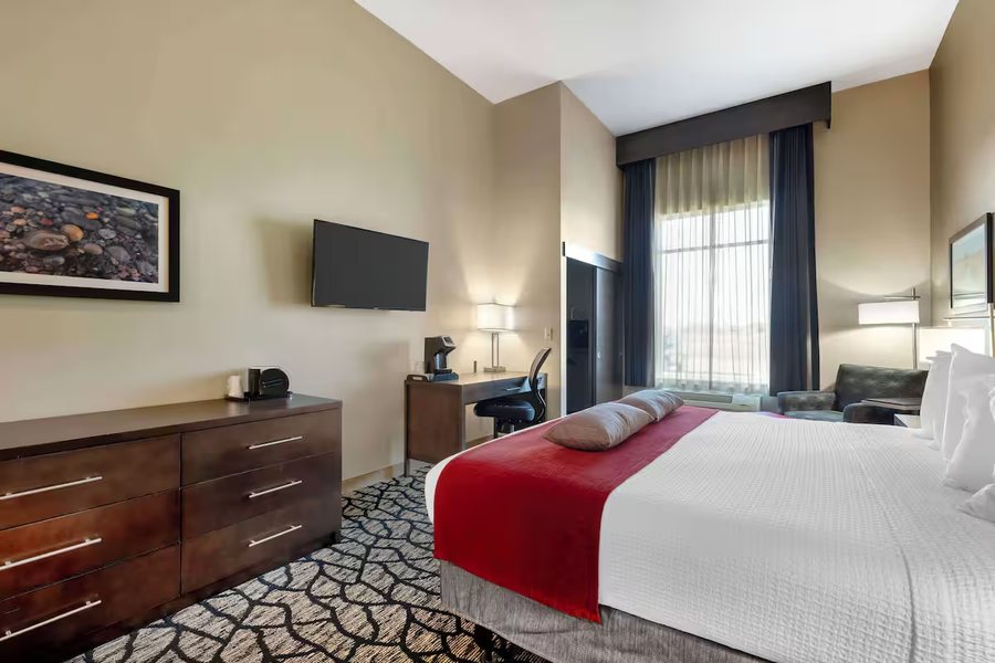 Best Western Plus Lakeview Hotel — Guest room