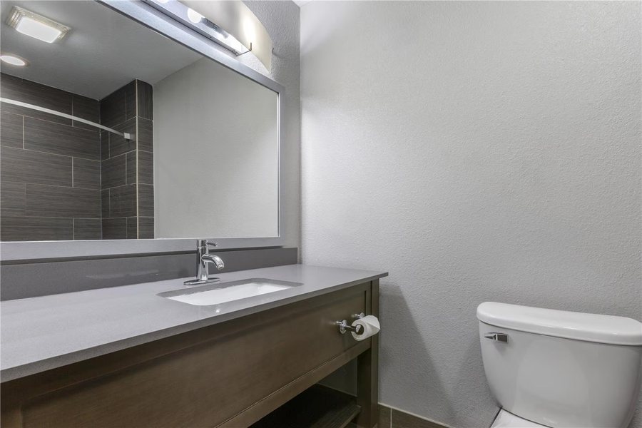 Best Western Plus Lampasas Inn Suites — Bathroom