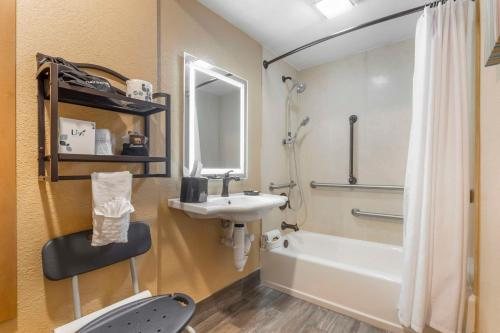 Best Western Plus Landing View Inn Suites — Bathroom