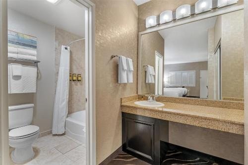 Best Western Plus Landmark Inn — Bathroom