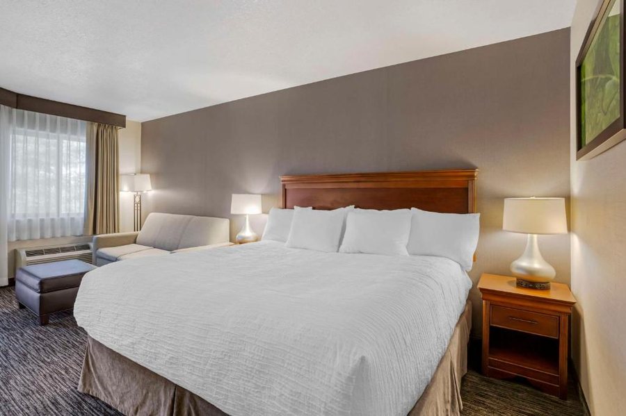 Best Western Plus Landmark Inn — Guest room