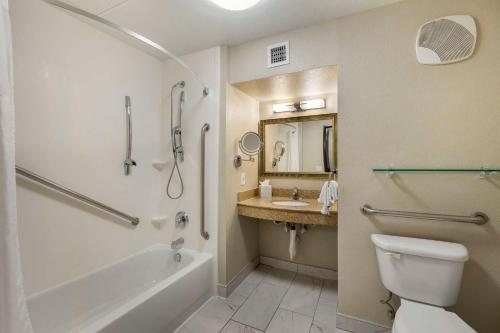 Best Western Plus Las Vegas South Henderson — Bathroom