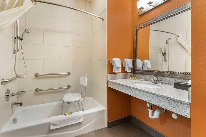 Best Western Plus Longhorn Inn Suites — Bathroom