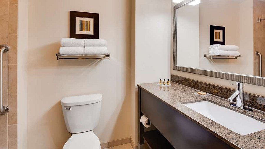 Best Western Plus Louisville North — Bathroom