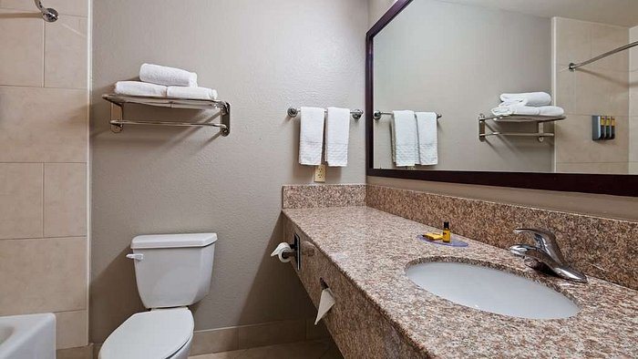 Best Western Plus Mansfield Inn Suites — Bathroom