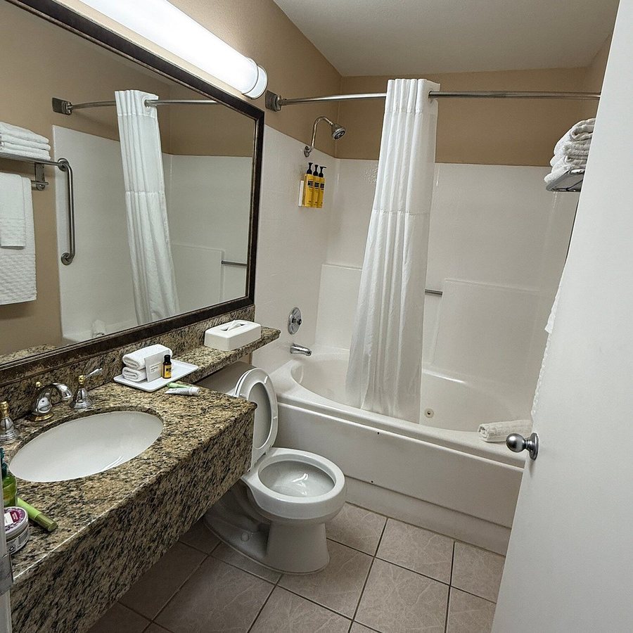 Best Western Plus Marina Shores Hotel — Bathroom