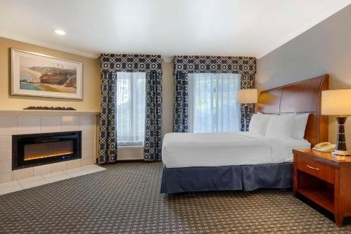 Best Western Plus Marina Shores Hotel — Guest room
