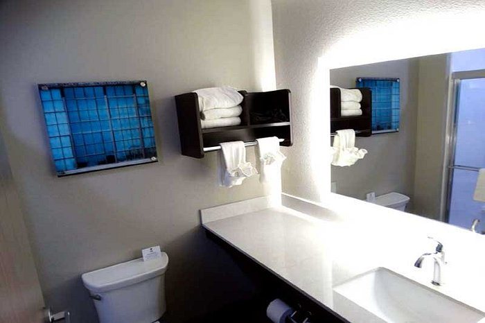 Best Western Plus Mcpherson — Bathroom