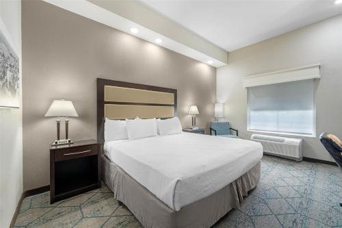 Best Western Plus Mcpherson — Guest room