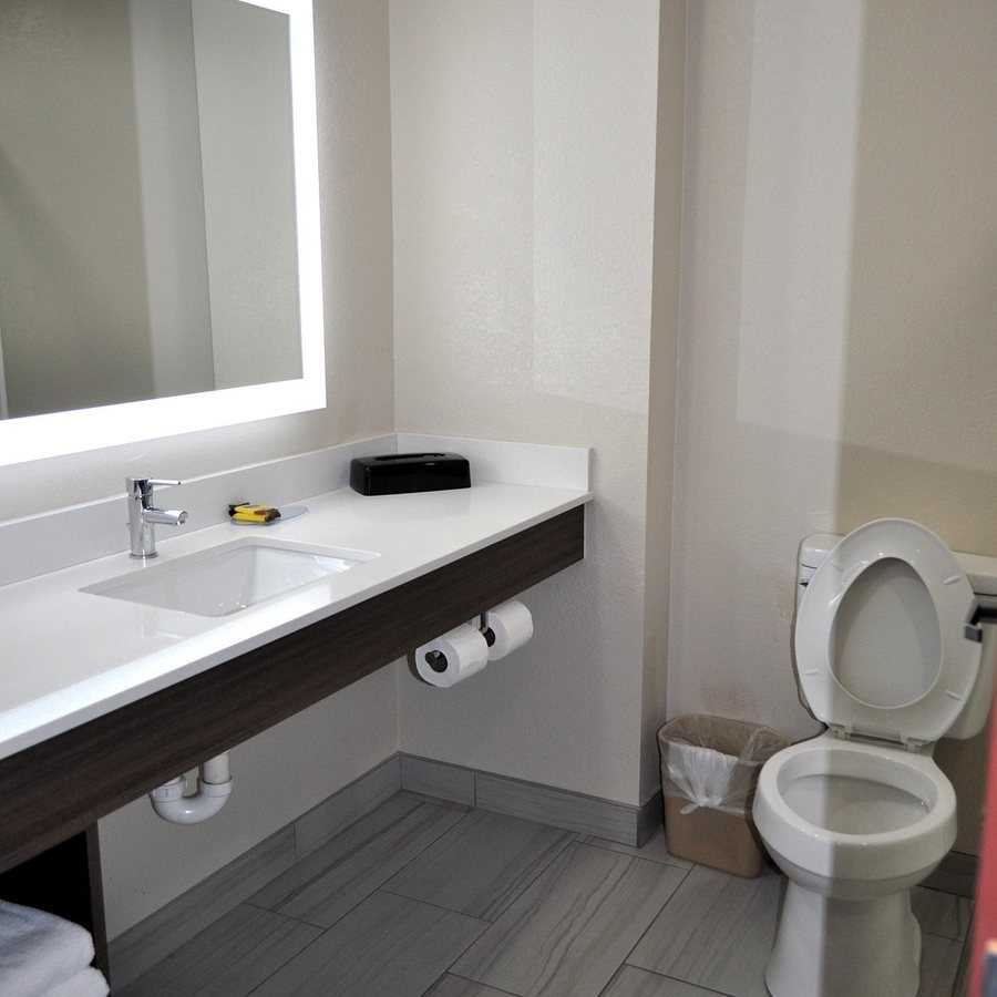 Best Western Plus Memorial Inn Suites — Bathroom