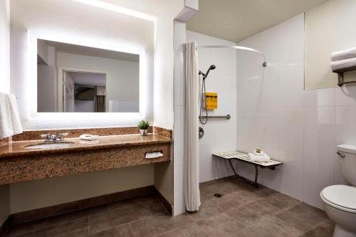 Best Western Plus Meridian Inn Suites Anaheim Orange — Bathroom