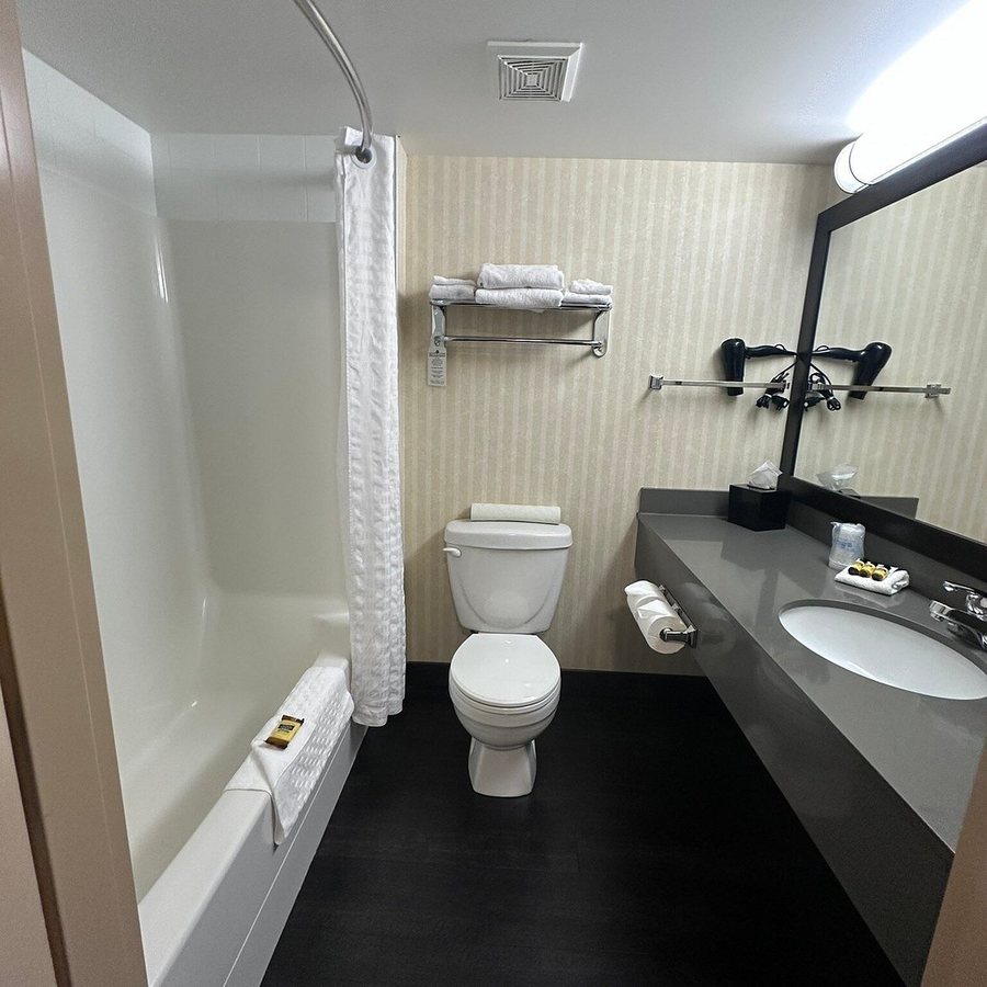 Best Western Plus Meridian — Bathroom